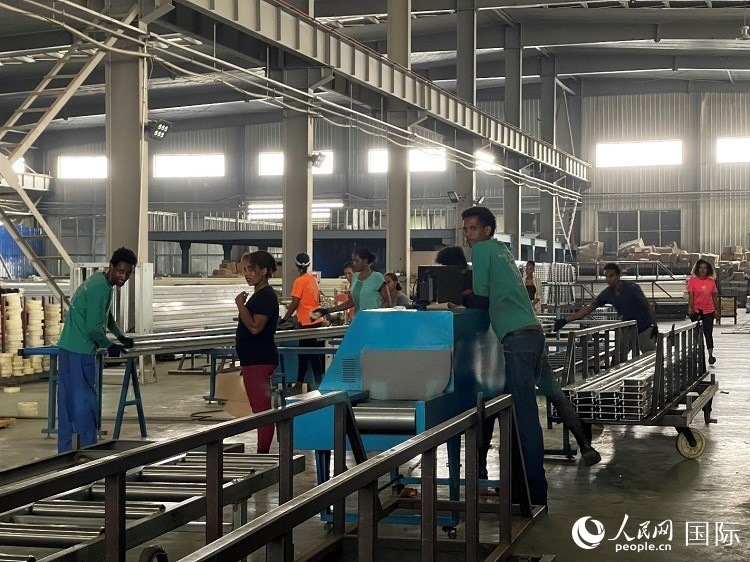 東方工業(yè)園華嘉鋁業(yè)生產(chǎn)車(chē)間。人民網(wǎng)記者 趙艷紅攝