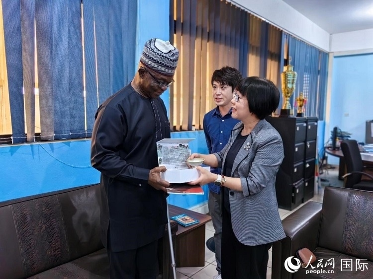 人民網(wǎng)監(jiān)事會(huì)主席唐維紅（右一）帶隊(duì)訪問(wèn)尼日利亞通訊社，與該社總裁布克·龐勒（左一）交流。人民網(wǎng)記者 陳星星攝
