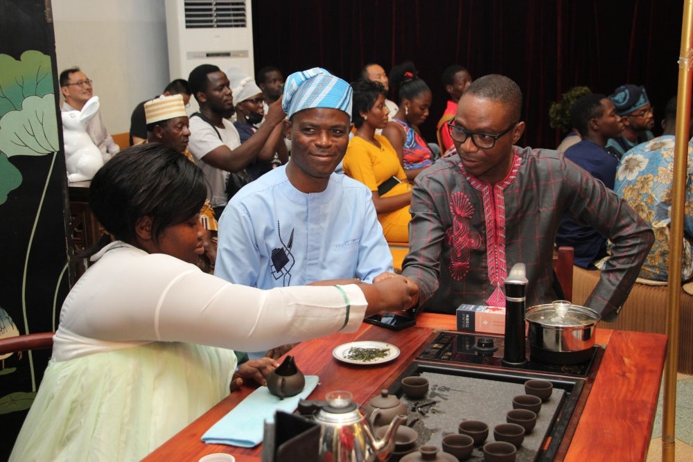 人們在貝寧科托努貝寧中國文化中心“茶和天下·雅集——青島有禮”文化交流活動上品茶。