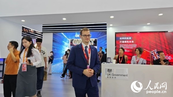 9月2日，英國館館長、英國商業(yè)貿(mào)易部市場推廣主管康鵬接受人民網(wǎng)記者采訪。人民網(wǎng)記者 趙雯博攝