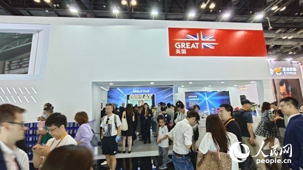 9月3日，英國館吸引參展觀眾駐足。人民網(wǎng)記者 趙雯博攝