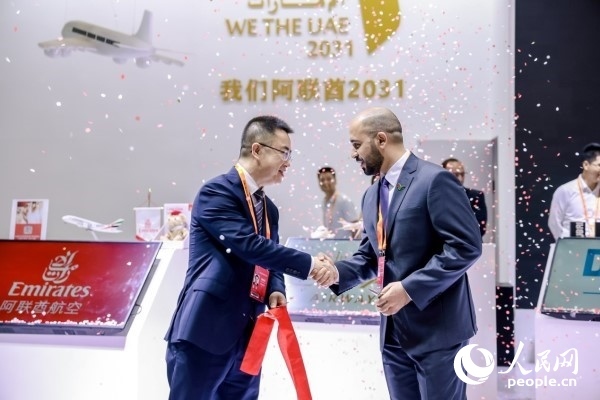 9月3日，阿聯(lián)酋駐華大使館臨時代辦、副館長哈利德·沙赫參贊與中國貿(mào)促會聯(lián)絡(luò)部二級巡視員楊曉軍揭幕阿聯(lián)酋國家館。圖片由阿聯(lián)酋駐華大使館提供