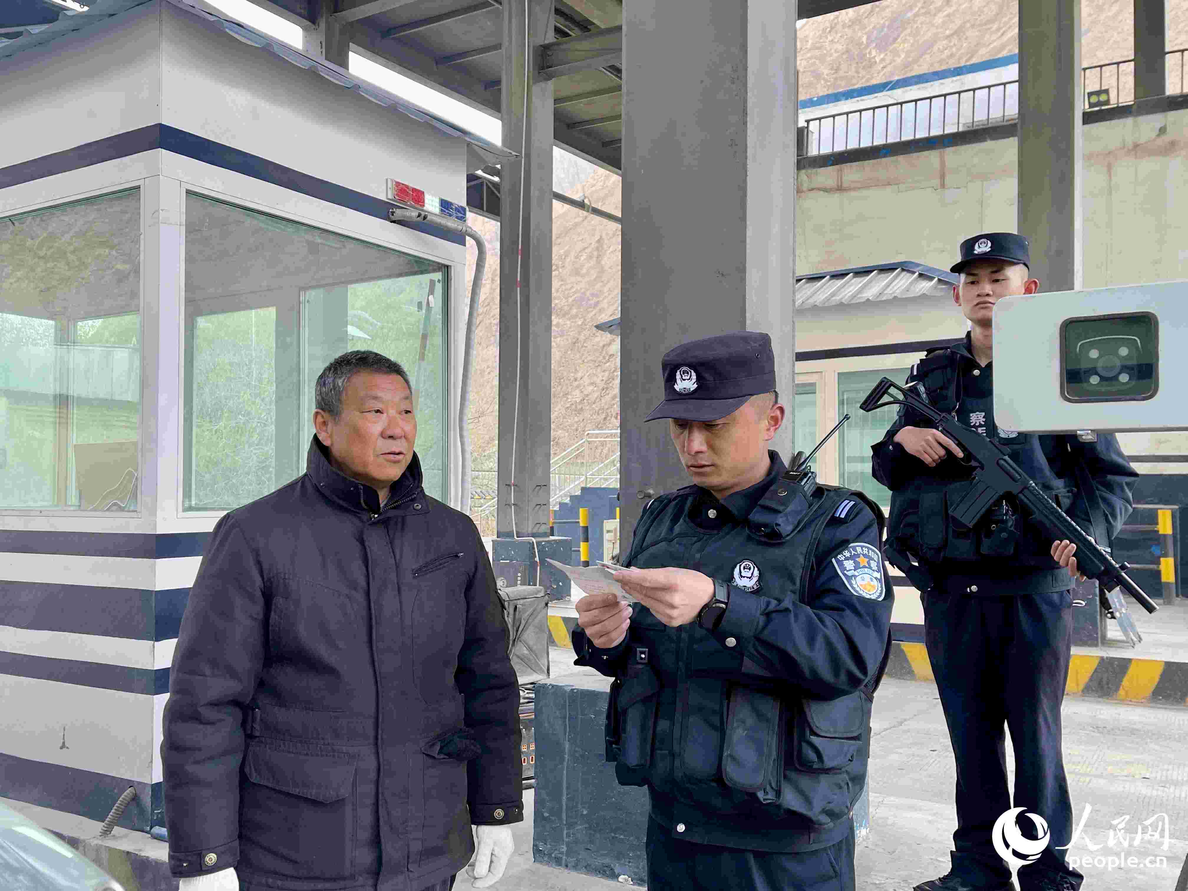 2023年5月10日，在庫(kù)地邊境檢查站，陳暢核對(duì)進(jìn)出邊境管理區(qū)人員信息。人民網(wǎng) 周靜圓攝