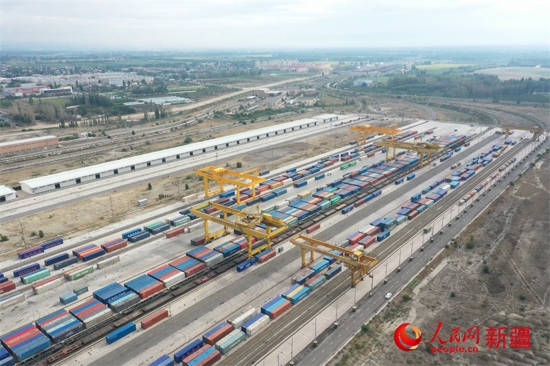 8月8日，在霍爾果斯口岸換裝廠區(qū)，工人正在進(jìn)行吊箱作業(yè)。 人民網(wǎng)記者 張力洋攝