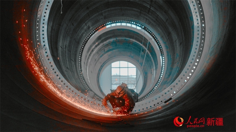 中國(guó)水利水電四局（塔城）裝備制造基地，工人們正在開展作業(yè)。 人民網(wǎng) 李欣洋攝