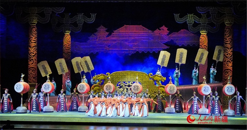第六屆中國(guó)新疆國(guó)際民族舞蹈節(jié)開幕式上演出的歷史題材舞劇《張騫》。 人民網(wǎng) 李欣洋攝
