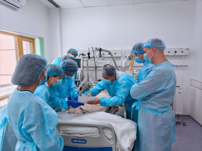 中哈專家團(tuán)隊(duì)完成哈國(guó)首例離體肝切和自體肝移植術(shù)。 新疆醫(yī)科大學(xué)第一附屬醫(yī)院供圖