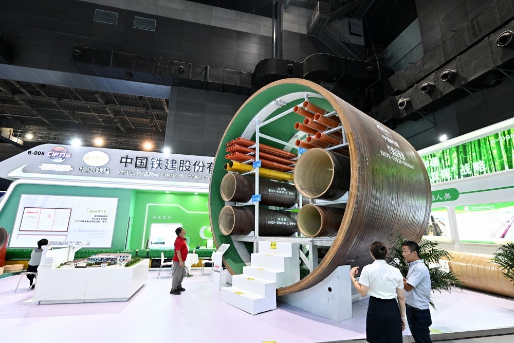 9月2日，在國家體育館舉行的服貿(mào)會環(huán)境服務(wù)專題展上，客商在中國鐵建展位竹纏繞管廊旁了解信息。新華社記者 李鑫 攝