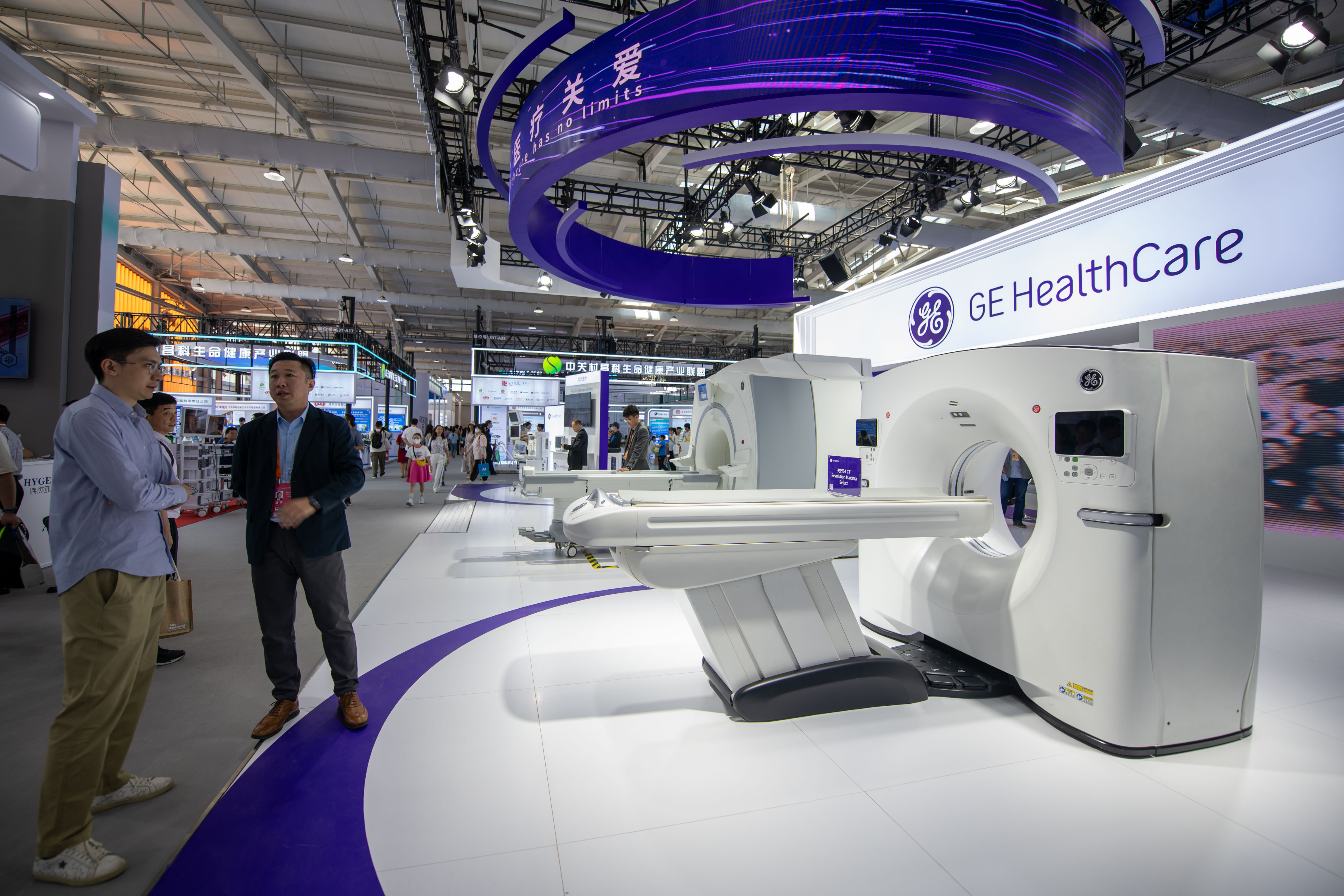 9月3日，在位于首鋼園的健康衛(wèi)生服務(wù)展區(qū)，觀眾正在參觀GE展臺。人民網(wǎng)記者 翁奇羽攝