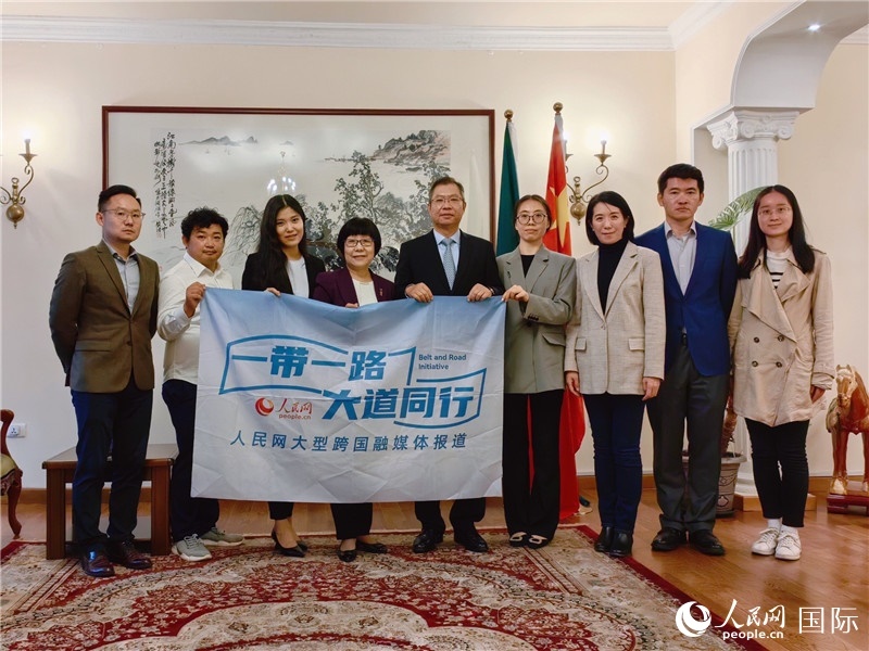 胡長(zhǎng)春大使、駐非盟使團(tuán)工作人員與人民網(wǎng)記者合影。