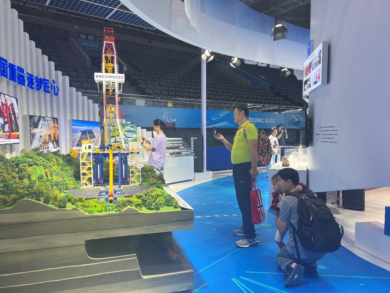 觀展群眾在國(guó)家體育館環(huán)境服務(wù)展區(qū)。人民網(wǎng) 歐陽易佳攝