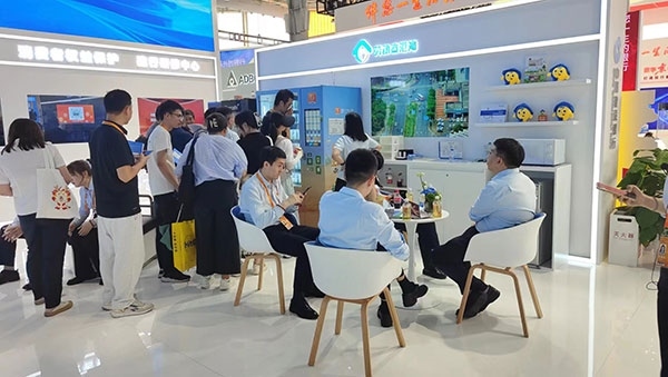 銀行機構“勞動者港灣”的服務理念，吸引觀展群眾上前咨詢。人民網(wǎng)記者 李彤攝