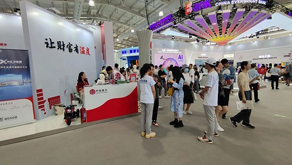 在銀行展臺，“溫度”成為了高頻詞匯。人民網(wǎng)記者 李彤攝