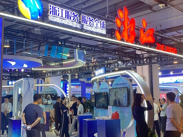 在浙江省交易團展區(qū)，數(shù)字支付技術吸引了觀展群眾的目光。人民網(wǎng)記者 李彤攝