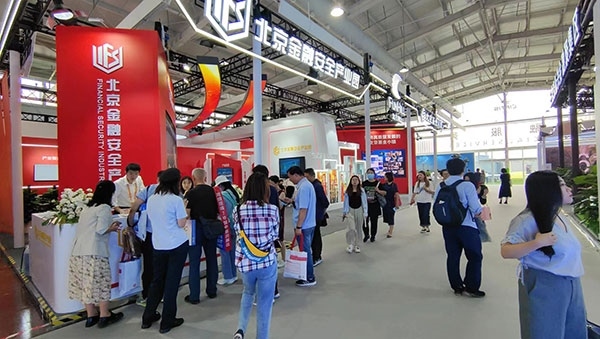 金融安全、投資者教育是金融服務展區(qū)知識科普的重要展示環(huán)節(jié)。人民網(wǎng)記者 李彤攝