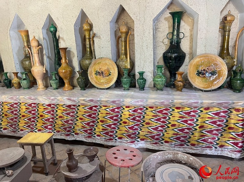 游客制作土陶體驗(yàn)區(qū)。人民網(wǎng)記者 常雪梅攝