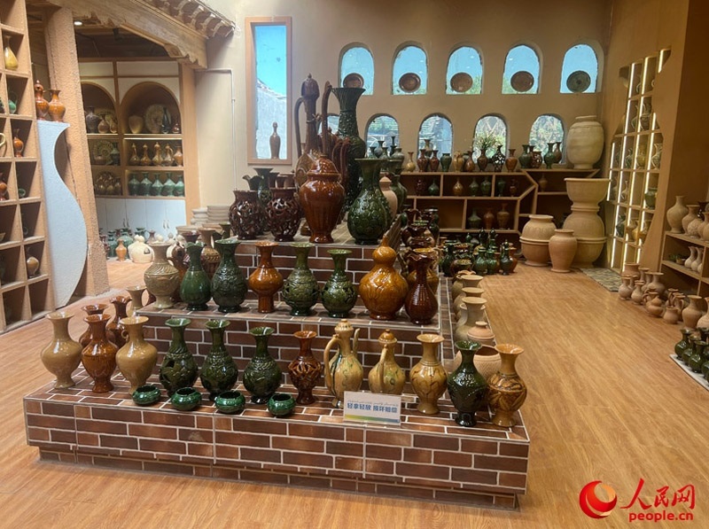 土陶展覽館內(nèi)展示的精美土陶制品。人民網(wǎng)記者 常雪梅攝