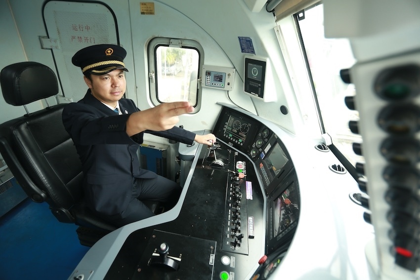 發(fā)車前，仲俊斕確認(rèn)儀表、指示燈狀態(tài)正常。成都機(jī)務(wù)段供圖