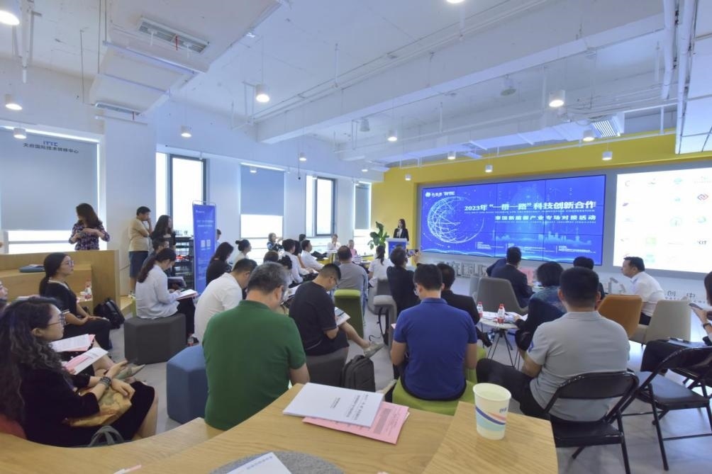 在天府國(guó)際技術(shù)轉(zhuǎn)移中心承辦的2023年“一帶一路”科技創(chuàng)新合作——泰國(guó)新能源產(chǎn)業(yè)專場(chǎng)對(duì)接活動(dòng)中，中泰企業(yè)機(jī)構(gòu)達(dá)成了合作意向。天府國(guó)際技術(shù)轉(zhuǎn)移中心供圖