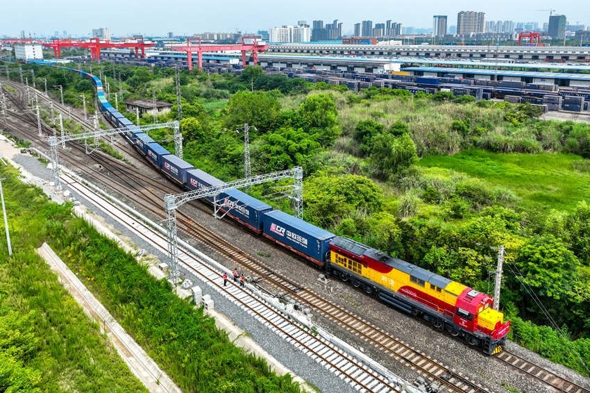 中歐班列（成渝）駛出成都國(guó)際鐵路港。青白江區(qū)委宣傳部供圖