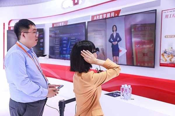 在工商銀行展臺，數(shù)字員工“工曉伴”與觀展游客互動。受訪者供圖