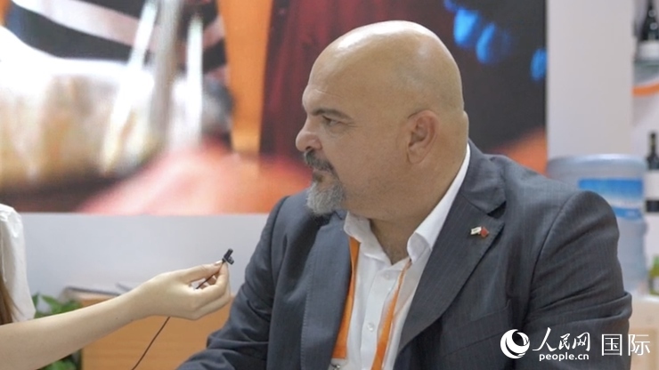 塞浦路斯首席經(jīng)濟商務(wù)參贊歐陽路接受記者采訪。人民網(wǎng) 王禹蘅攝