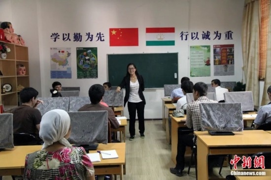 2014年，塔吉克斯坦國(guó)立民族大學(xué)的孔子學(xué)院內(nèi)，教師正在為塔吉克斯坦學(xué)生授課。田冰 攝