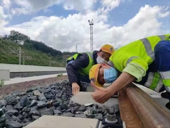 佟郎（左）正在檢修鐵路。受訪者供圖