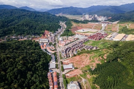 磨憨口岸俯瞰，右前方高層白色建筑群為老撾境內(nèi)。人民網(wǎng)記者 符皓攝