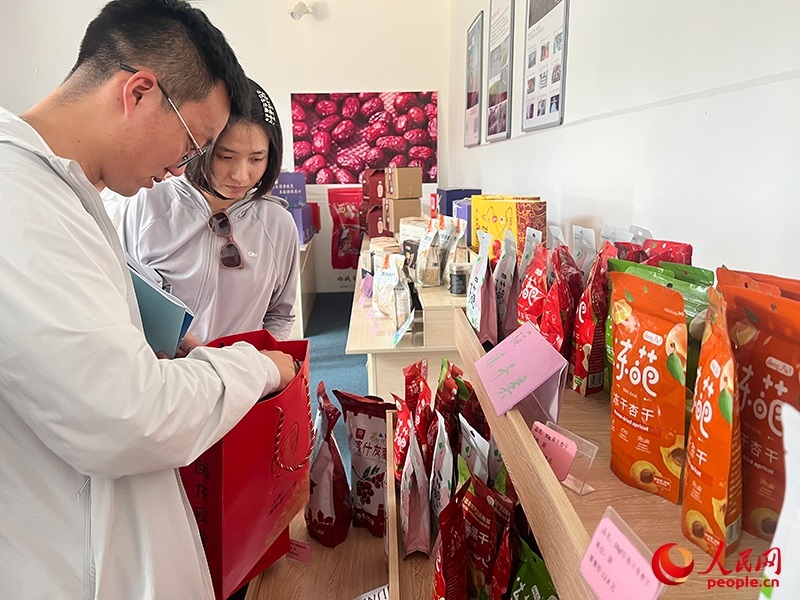 消費者在選購產(chǎn)品。人民網(wǎng)記者 常雪梅攝