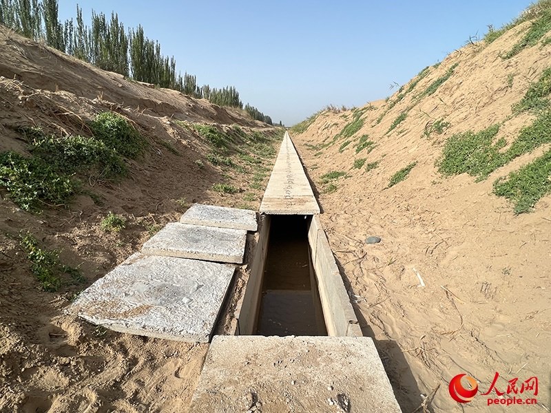 打開蓋板，可見水在寬一米、深一米的渠道內(nèi)暢通流過。人民網(wǎng)記者 常雪梅攝