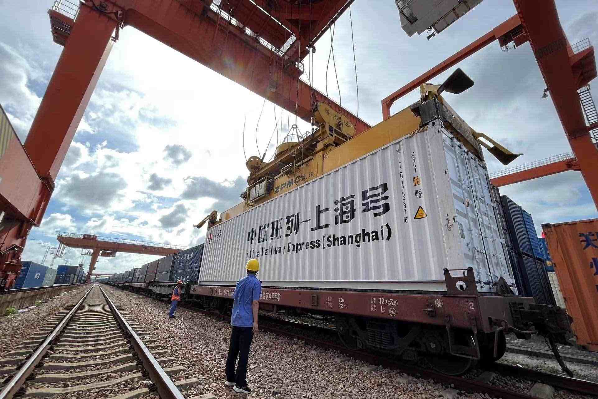 鐵路上海貨運(yùn)中心閔行站貨場(chǎng)內(nèi)，吊機(jī)在貨運(yùn)員的監(jiān)裝下進(jìn)行裝車落箱作業(yè)。人民網(wǎng) 皇甫萬里攝