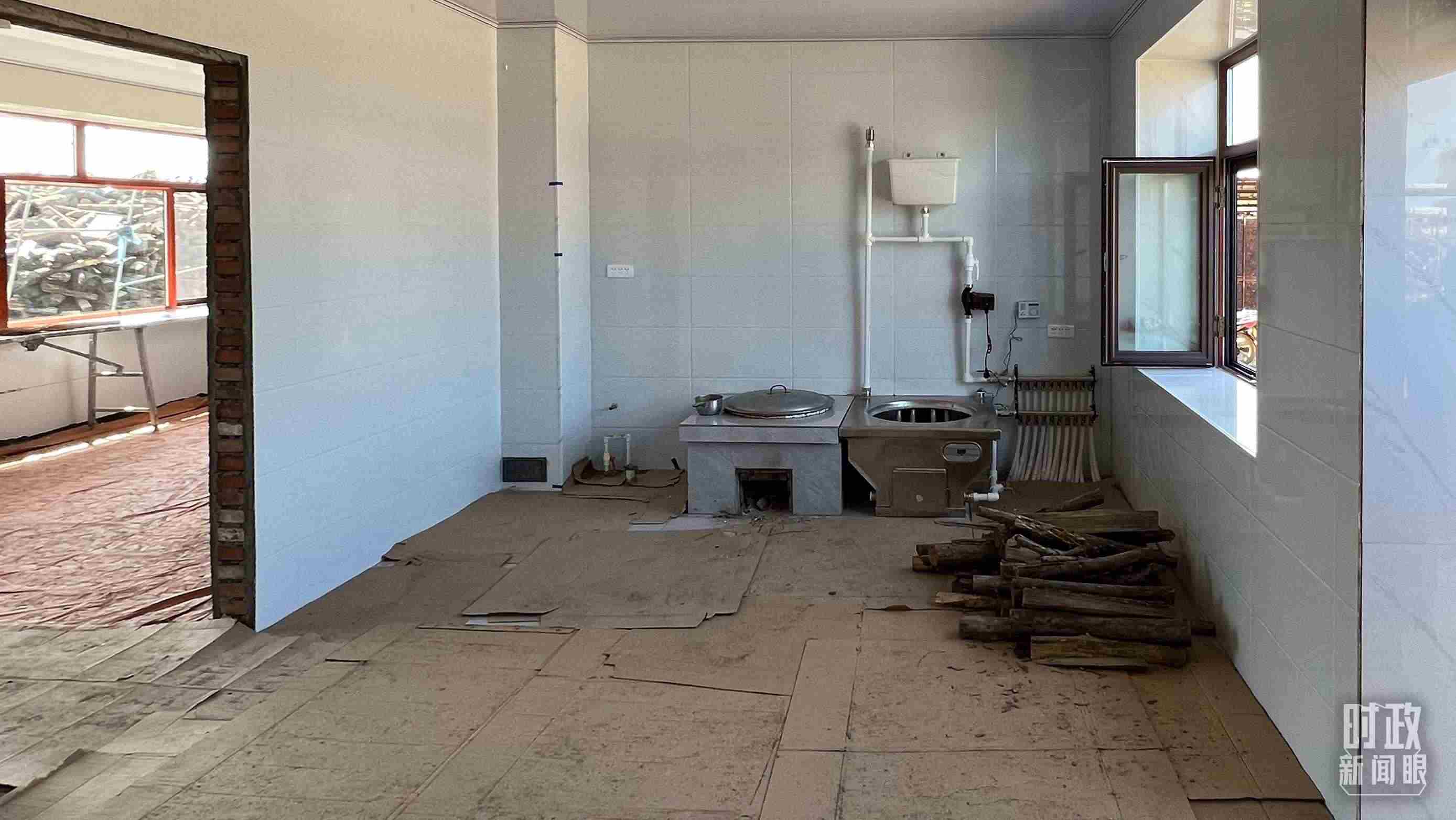 △龍王廟村內(nèi)，受災(zāi)房屋內(nèi)部正在進行翻修。（總臺央視記者邢彬拍攝）