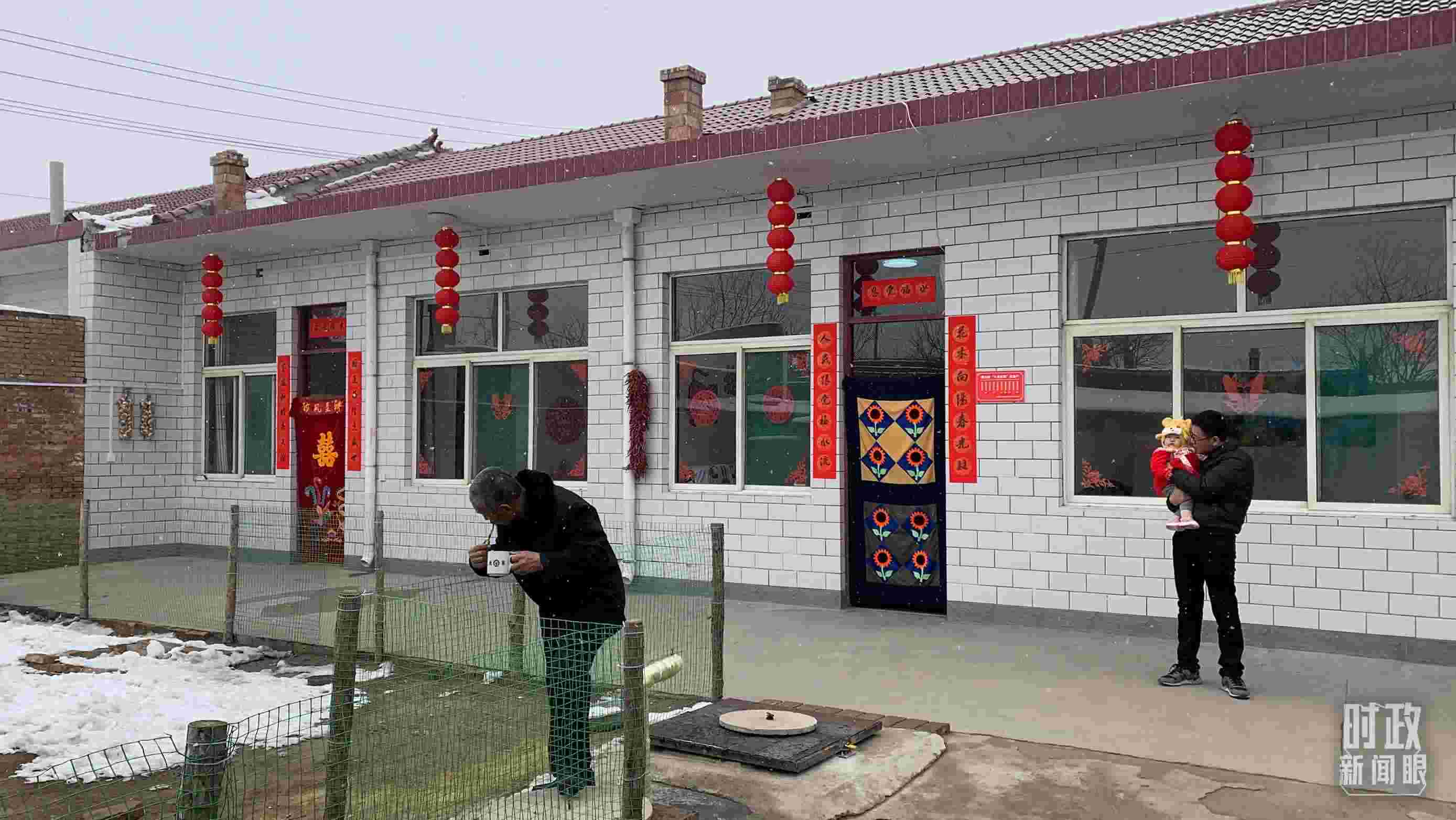 △ 當年春節(jié)來臨之前，馮南垣村受災(zāi)村民全部搬進了新家。（總臺央視記者段德文拍攝）