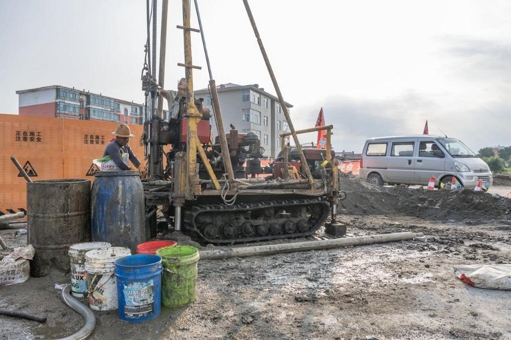 近日，在黑龍江省尚志市老街基鄉(xiāng)，施工人員正在作業(yè)。新華社記者 謝劍飛 攝