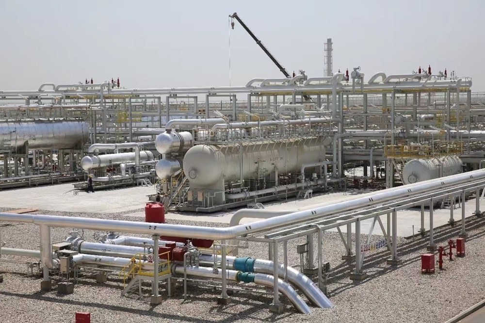 圖為位于伊拉克米桑省阿瑪拉市，由中國石油、道達爾、馬來西亞石油合資建設(shè)的哈法亞油田油氣處理站。中國石油哈法亞公司/供圖