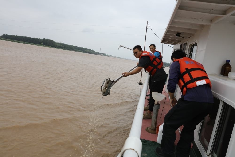 2023年6月29日，調(diào)水調(diào)沙期間，黃河下游利津水文站工作人員在進行取沙作業(yè)。新華社記者 劉詩平 攝