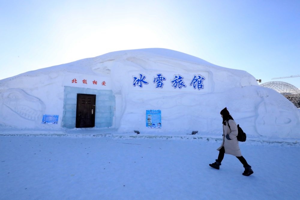 游客從北極村冰雪旅館的一個房間前走過（2018年1月31日攝）。