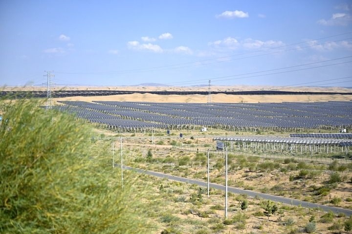 這是2023年8月24日拍攝的內(nèi)蒙古鄂爾多斯市達拉特光伏基地。新華社記者 賀書琛 攝