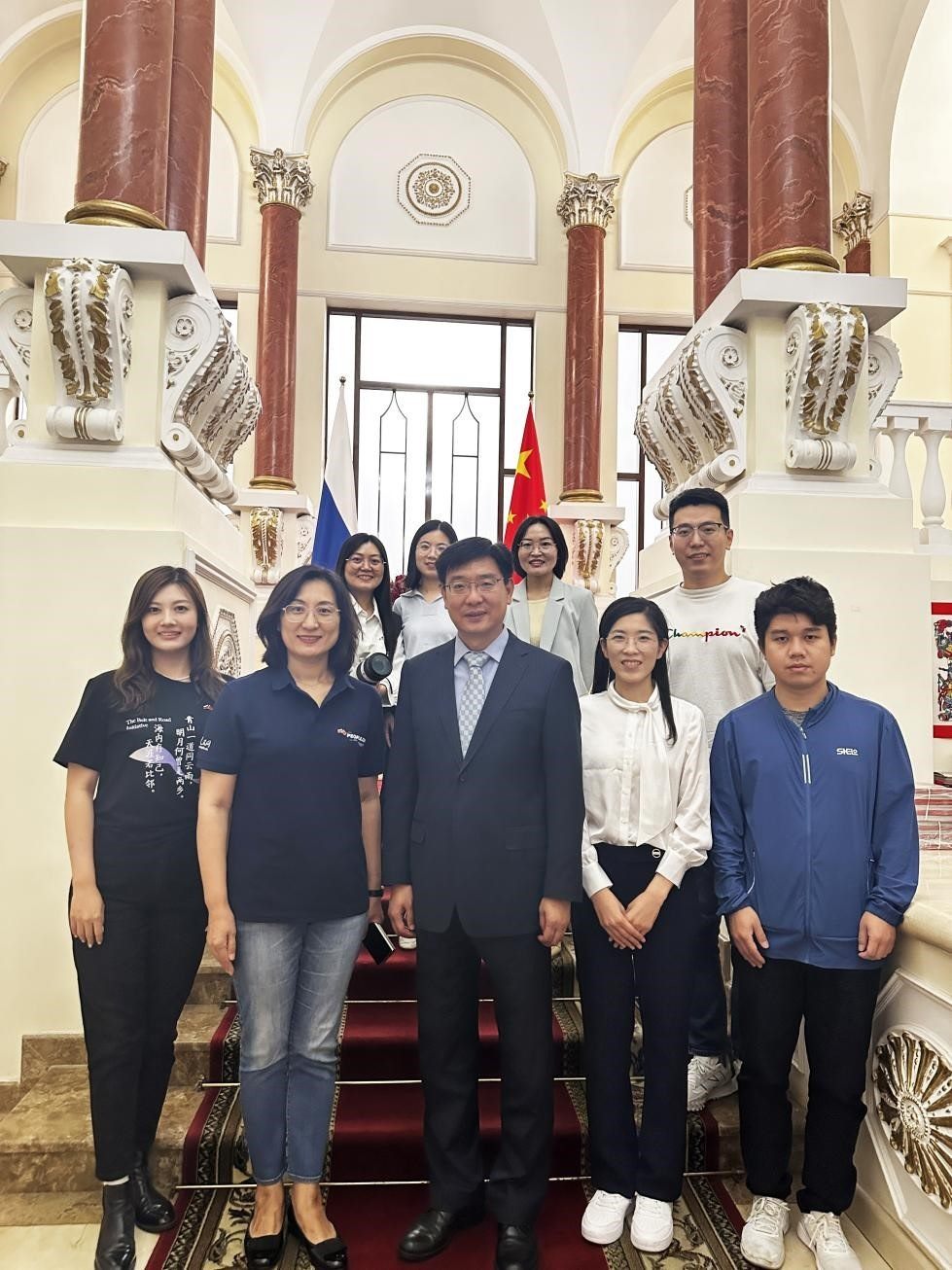 中國(guó)駐俄羅斯大使館公使銜文化參贊、莫斯科中國(guó)文化中心主任封立濤（前排中）與人民網(wǎng)記者合影。