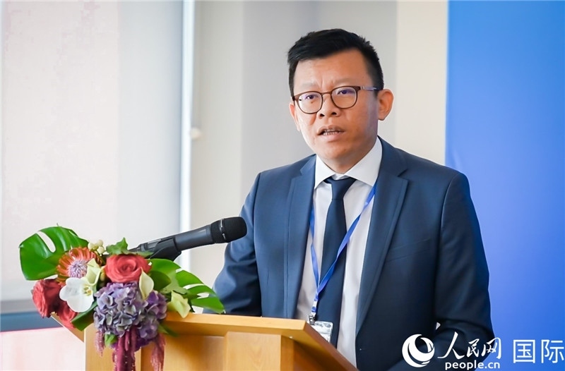 圖為中遠(yuǎn)海運(yùn)(歐洲)公司副總裁李震宇致辭。人民網(wǎng) 郭錦標(biāo)攝
