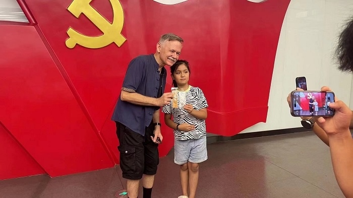 潘維廉和志愿講解員紀(jì)念合影。主辦方供圖