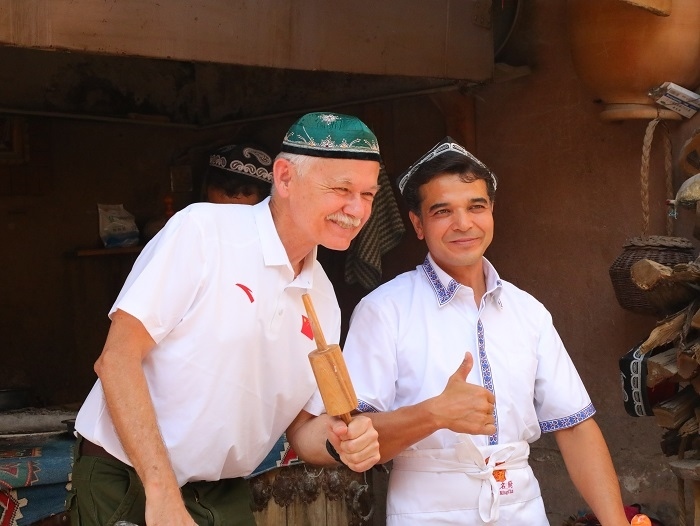 潘維廉和維吾爾族創(chuàng)業(yè)青年合影。主辦方供圖