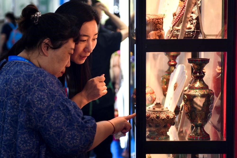 △2023年8月24日，參觀者在第十四屆中國—東北亞博覽會現場選購尼泊爾特色商品。