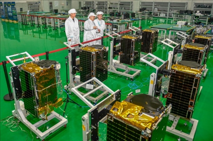 △2022年10月17日，位于吉林長春的長光衛(wèi)星技術股份有限公司科研人員在衛(wèi)星總裝測試大廳進行相關測試工作。