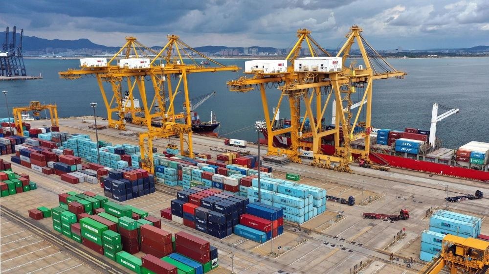 △在遼寧大連市遼寧港口集團大連港集裝箱碼頭，貨輪在裝卸集裝箱。