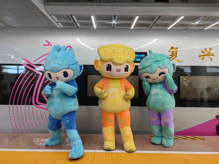 復(fù)興號(hào)亞運(yùn)智能動(dòng)車組列車車廂。上海鐵路局融媒體中心供圖