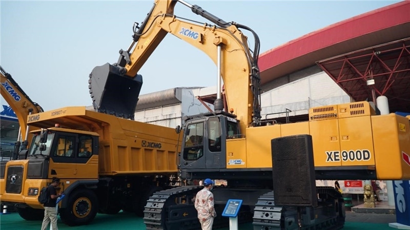 徐工集團展出的90噸礦用挖掘機與80噸自卸車。石偉攝影