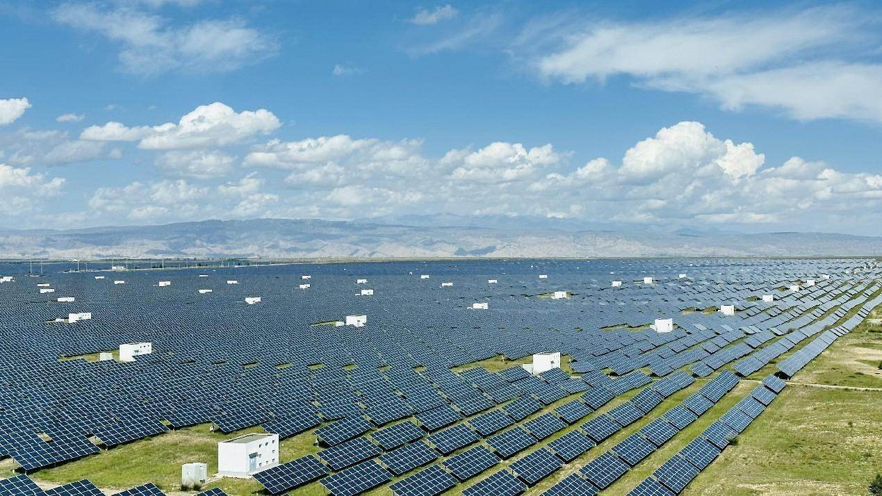 遠(yuǎn)眺青海省海南州光伏發(fā)電園區(qū)。人民網(wǎng) 劉沛然攝