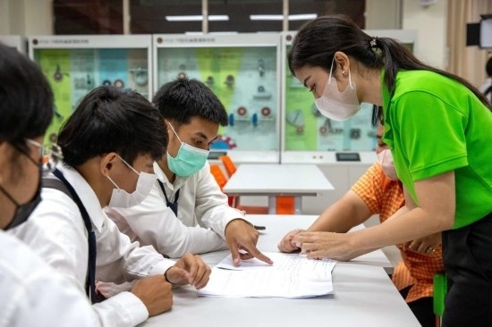 3月14日，在泰國(guó)大城府大城技術(shù)學(xué)院魯班工坊，教師（右一）給學(xué)生上課。新華社記者 王騰 攝